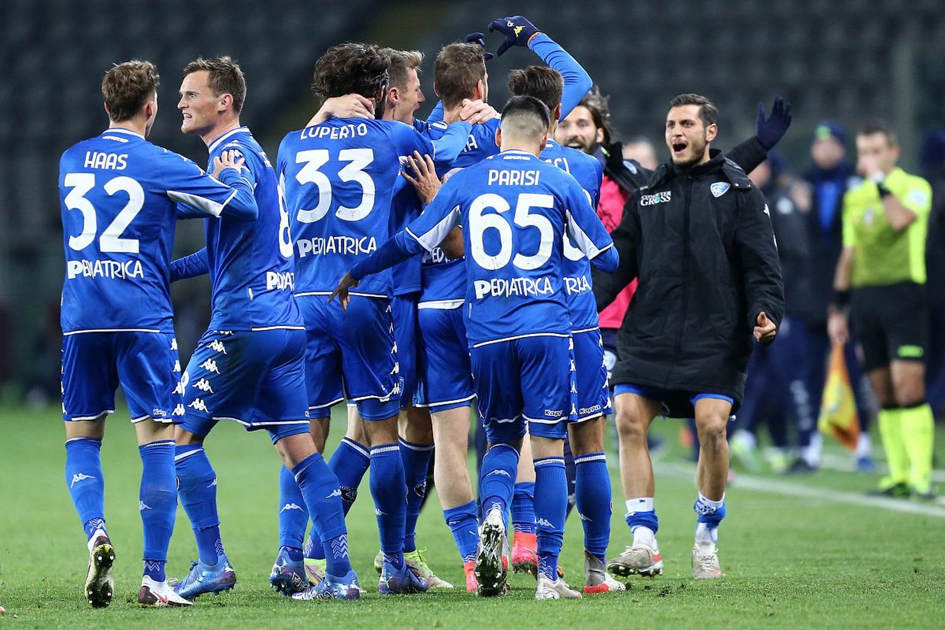 在场下更是 在场下更是